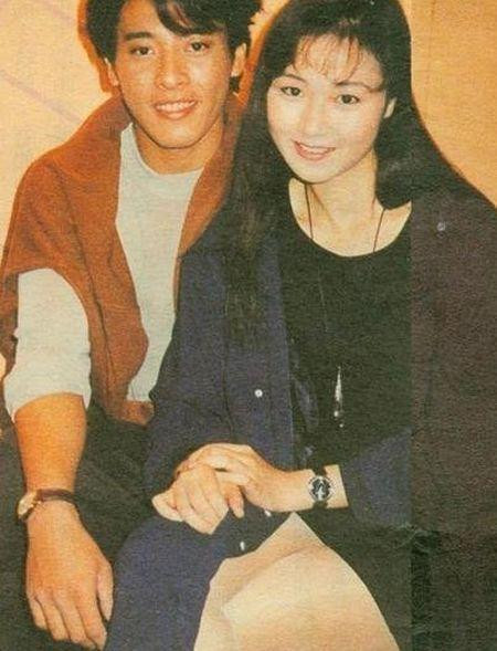  Người con gái duy nhất khiến ông vua võ thuật quỳ gối cầu hôn, vợ cả phát điên: Vạn Ỷ Văn và Lã Tụng Hiền từng là cặp tiên đồng ngọc nữ làm tốn hao giấy mực của báo chí xứ cảng thơm. Tuy nhiên, khi cả hai trên đỉnh sao sự nghiệp diễn xuất và tuổi đời còn rất trẻ nên thường xuyên mâu thuẫn, cãi vã khiến tình yêu nhanh chóng tàn lụi.