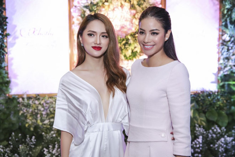 Hương Giang và Phạm Hương rất thân thiết với nhau.