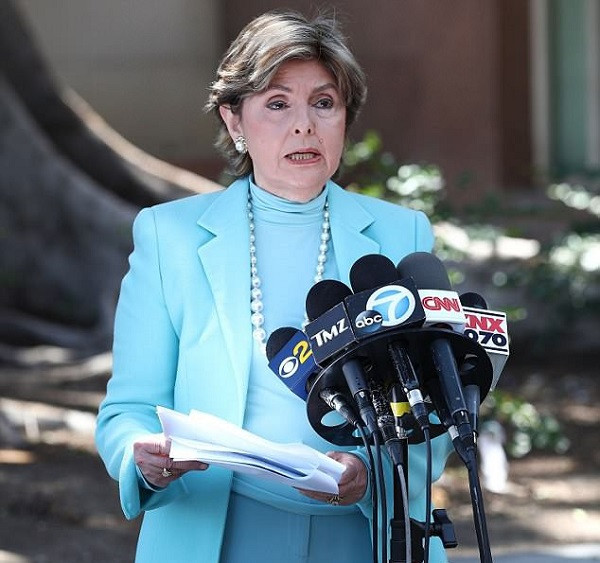 Luật sư của Jane Doe đang ra sức biện hộ cho thân chủ của mình.