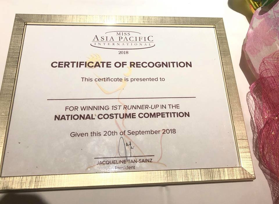 Cận cảnh giải thưởng của Hoa khôi Huỳnh Thúy Vi.