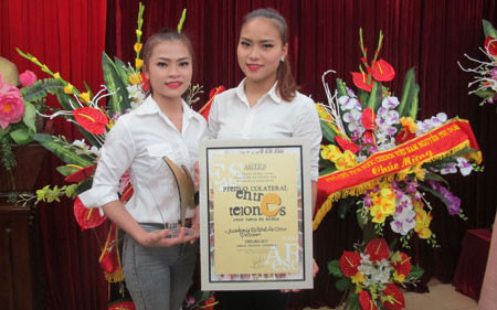 Hai nghệ sĩ trẻ trong tiết mục xiếc Cánh chim Việt.