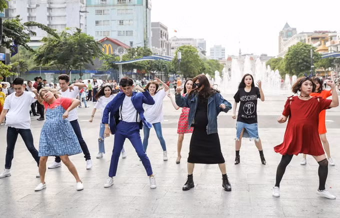 Vừa qua, phố đi bộ Nguyễn Huệ được phen náo loạn khi chứng kiến sự đổ bộ của 3 cặp đôi nổi tiếng trong chương trình "Khi đàn ông mang bầu" 2018.