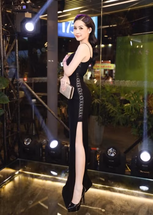 Tại một sự kiện hôm 20/3, chân dài quê Tiền Giang trở thành tâm điểm của sự kiện khi cô xuất hiện vô cùng lộng lẫy trong thiết kế xẻ lườn hút mắt. Dường như đã lâu lắm rồi khán giả không thấy một hình ảnh hoa hậu Đại dương Lê Âu Ngân Anh gợi cảm đến như vậy.