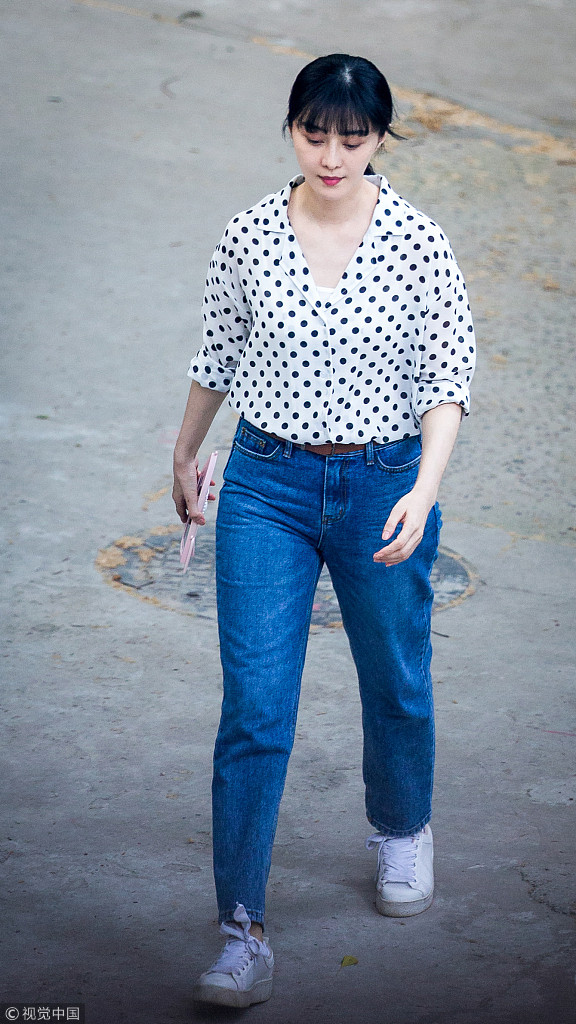 “Tha sát” là tác phẩm điện ảnh của đạo diễn Tào Bảo Bình, người làm nên thành công của các tác phẩm như “Suy đoán của Lý Mễ”, “Liệt nhật chước tâm”… Trong phim, vai diễn của Phạm Băng Băng là người phụ nữ có tình yêu mãnh liệt bất chấp mọi thứ. Tình yêu này bắt nguồn từ thời đại học nên nàng “Kim Tỏa” mới có tạo hình nữ sinh mặt mộc, giản dị như trên.