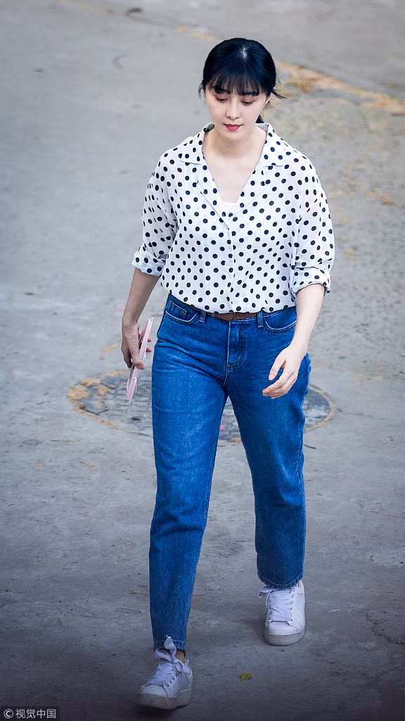 “Tha sát” là tác phẩm điện ảnh của đạo diễn Tào Bảo Bình, người làm nên thành công của các tác phẩm như “Suy đoán của Lý Mễ”, “Liệt nhật chước tâm”… Trong phim, vai diễn của Phạm Băng Băng là người phụ nữ có tình yêu mãnh liệt bất chấp mọi thứ. Tình yêu này bắt nguồn từ thời đại học nên nàng “Kim Tỏa” mới có tạo hình nữ sinh mặt mộc, giản dị như trên.