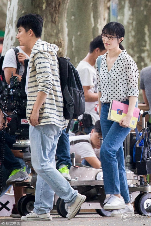 Trong ảnh có thể thấy, kiều nữ họ Phạm mặc áo sơ mi chấm bi kết hợp với quần jeans. Cô nàng để mặt mộc, đeo kính và cột tóc giản dị ở phía sau.