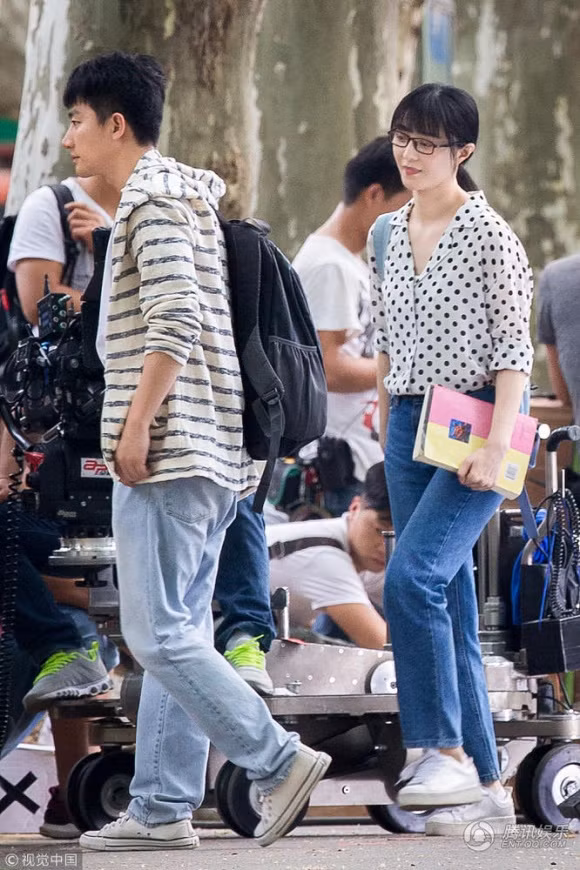 Trong ảnh có thể thấy, kiều nữ họ Phạm mặc áo sơ mi chấm bi kết hợp với quần jeans. Cô nàng để mặt mộc, đeo kính và cột tóc giản dị ở phía sau.