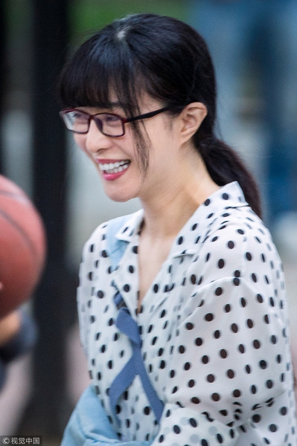 Kiều nữ họ Phạm còn bị chộp khoảnh khắc cười thả ga.