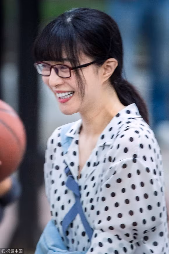 Kiều nữ họ Phạm còn bị chộp khoảnh khắc cười thả ga.