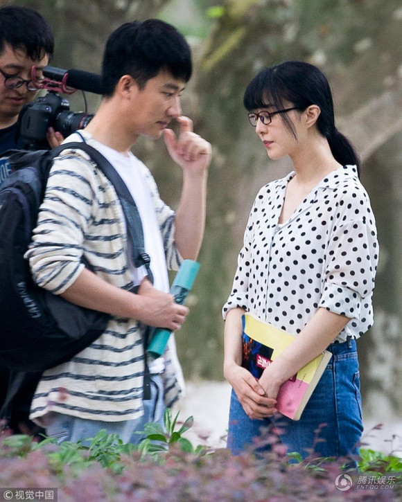 Với set đồ này, Phạm Băng Băng để lộ thân hình mũm mĩm của mình trước ống kính máy quay. Có thể thấy cô béo lên trông thấy khi mặc quần jeans sáng màu. Theo quan sát, lần này Phạm Băng Băng thực hiện cảnh quay với nam diễn viên chính Hoàng Hiên. Cô rất thoải mái khi diễn cùng trai đẹp trẻ tuổi.