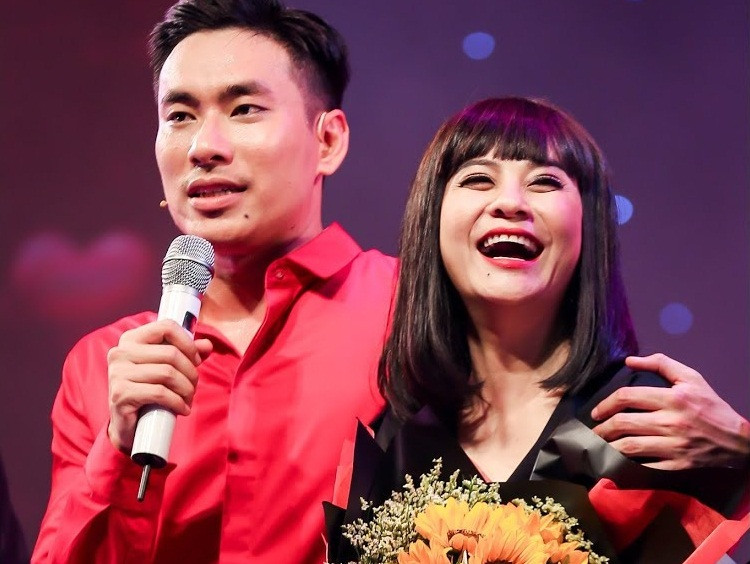 Kiều Minh Tuấn và Cát Phượng gặp nhau lần đầu tiên ở trường Sân khấu Điện ảnh TP.HCM. Khi đó nữ diễn viên sinh năm 1970 tới tham dự buổi biểu diễn tốt nghiệp của các sinh viên trong trường và ấn tượng với cách diễn xuất của Kiều Minh Tuấn. Cát Phượng liền rủ anh đi cùng. Vở kịch đầu tiên mà họ đóng chung là "Cánh đồng bất tận", trong đó, Cát Phượng đóng vai chính còn nam diễn viên sinh năm 1988 chỉ đóng một vai nhỏ.