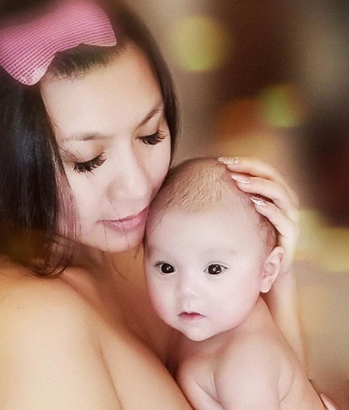 Con gái Y Phụng sở hữu vẻ ngoài xinh xắn, đáng yêu. Nhiều người đánh giá bé thừa hưởng nhiều nét đẹp của mẹ. Sau sinh, Y Phụng dành phần lớn thời gian để chăm sóc con và vun vén tổ ấm nhỏ.