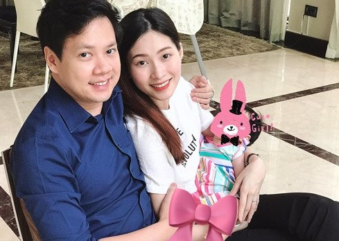 Bức ảnh Hoa hậu Đặng Thu Thảo đăng trên trang cá nhân. Mặt con gái được cô che đi. (Ảnh: FBNV)