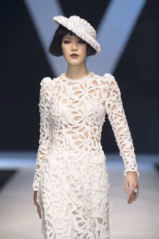 Hồi tháng 4 năm nay, Hoa hậu Thùy Dung đảm nhận vai trò người mẫu, trình diễn cho bộ sưu tập Coco yêu dấu của nhà thiết kế Công Trí, thuộc Tuần lễ thời trang quốc tế Việt Nam mùa xuân hè 2018. Cô bày tỏ niềm vui khi được góp mặt ở show cùng dàn chân dài đình đám bởi tình yêu dành cho "huyền thoại thời trang Pháp" Coco Chanel. Ảnh: Kiếng Cận.