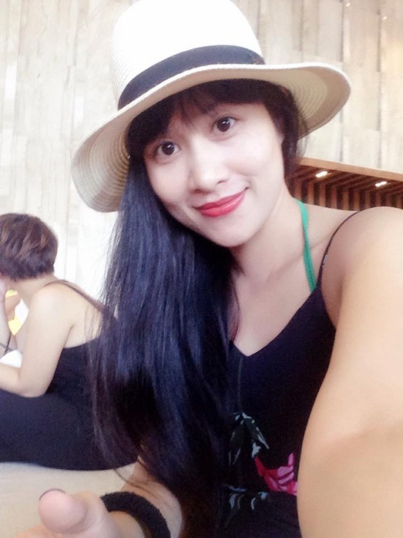 Khi xem loạt ảnh mới trên trang cá nhân, nhiều người không khỏi ngỡ ngàng trước nhan sắc trẻ trung của Hà Hương. Đã qua 17 năm nhưng khi so sánh diện mạo của Hà Hương khi đóng vai Nguyệt và hiện tại không thay đổi là mấy.