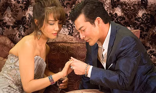 Cảnh thân mật của Trần Bảo Sơn và người đẹp Hong Kong.