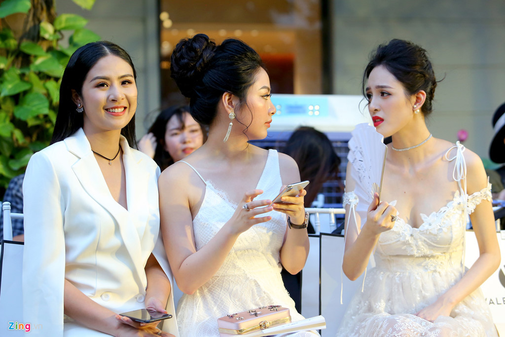 Hoa hậu Việt Nam 2010 Ngọc Hân diện váy tay cape thanh lịch đi xem thời trang. Vài năm trở lại đây, cô tập trung vào sự nghiệp thiết kế áo dài vì tình yêu dành cho trang phục truyền thống.