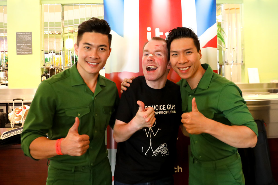 Trước giờ diễn, sau khi thay đồ diễn là bộ đồng phục xanh lá của quân đội Việt Nam, Quốc Cơ - Quốc Nghiệp chụp ảnh kỷ niệm cùng một trong những nghệ sĩ được yêu thích nhất trong cuộc thi. Đó là Lost Voice Guy, cũng là người giành ngôi quán quân sau đó với màn tấu hài độc thoại thông minh.