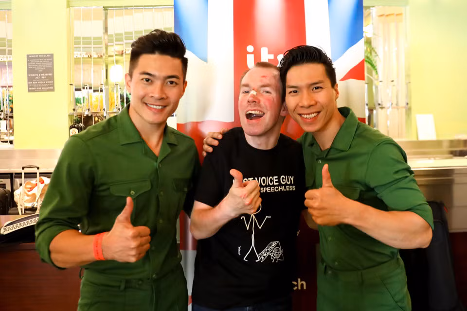 Trước giờ diễn, sau khi thay đồ diễn là bộ đồng phục xanh lá của quân đội Việt Nam, Quốc Cơ - Quốc Nghiệp chụp ảnh kỷ niệm cùng một trong những nghệ sĩ được yêu thích nhất trong cuộc thi. Đó là Lost Voice Guy, cũng là người giành ngôi quán quân sau đó với màn tấu hài độc thoại thông minh.