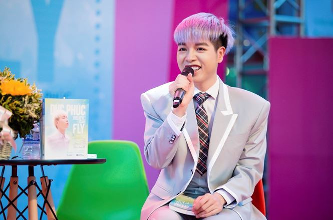 Đức Phúc tại lễ ra mắt sách.