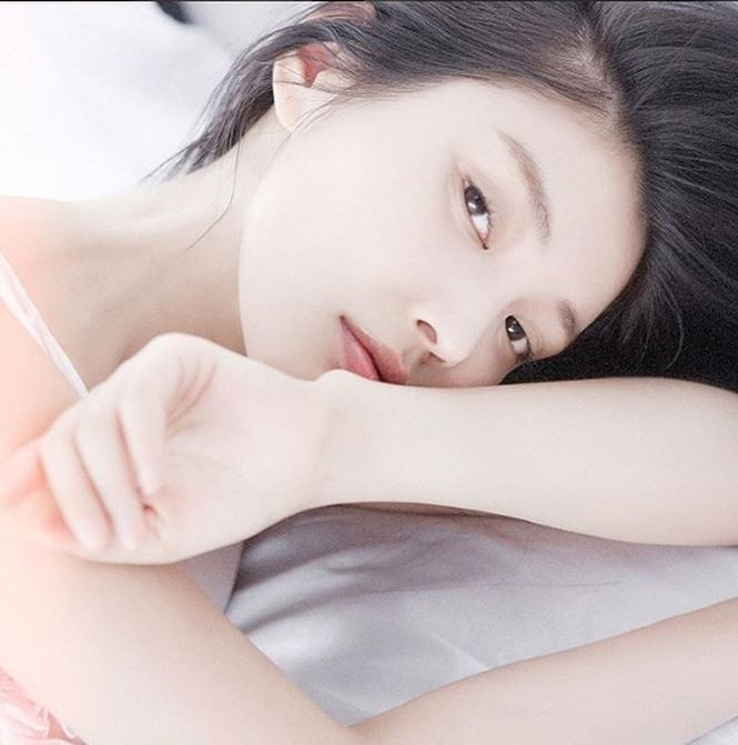 Vẻ gợi tình và làn da trắng mịn của người đẹp Hoa ngữ.