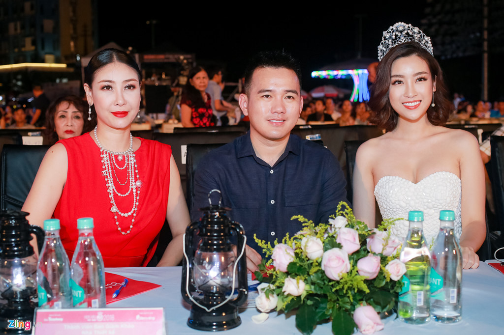 Hoa hậu Hà Kiều Anh, Hoa hậu Đỗ Mỹ Linh và nhà thiết kế Lê Thanh Hòa trên ghế giám khảo. Các giám khảo còn lại là Hoa hậu Bùi Bích Phương, nhà sử học Dương Trung Quốc, nhà thơ - nhà báo Hữu Việt và GS bác sĩ - Tiến sĩ Hoàng Tử Hằng.