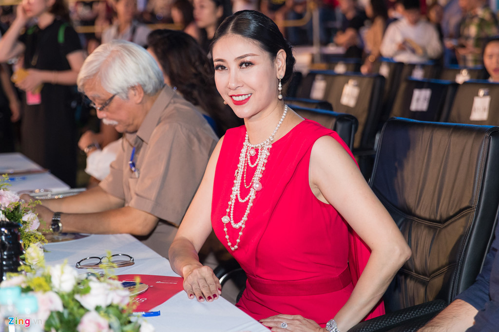 Ngoài Mỹ Linh, 2 Hoa hậu Việt Nam thế hệ đầu là Bùi Bích Phương (hoa hậu năm 1988) và Hà Kiều Anh (năm 1992) cũng góp mặt trong dàn giám khảo. Hà Kiều Anh diện đầm đỏ rực rỡ.