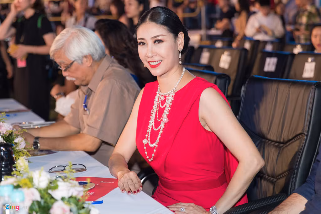 Ngoài Mỹ Linh, 2 Hoa hậu Việt Nam thế hệ đầu là Bùi Bích Phương (hoa hậu năm 1988) và Hà Kiều Anh (năm 1992) cũng góp mặt trong dàn giám khảo. Hà Kiều Anh diện đầm đỏ rực rỡ.