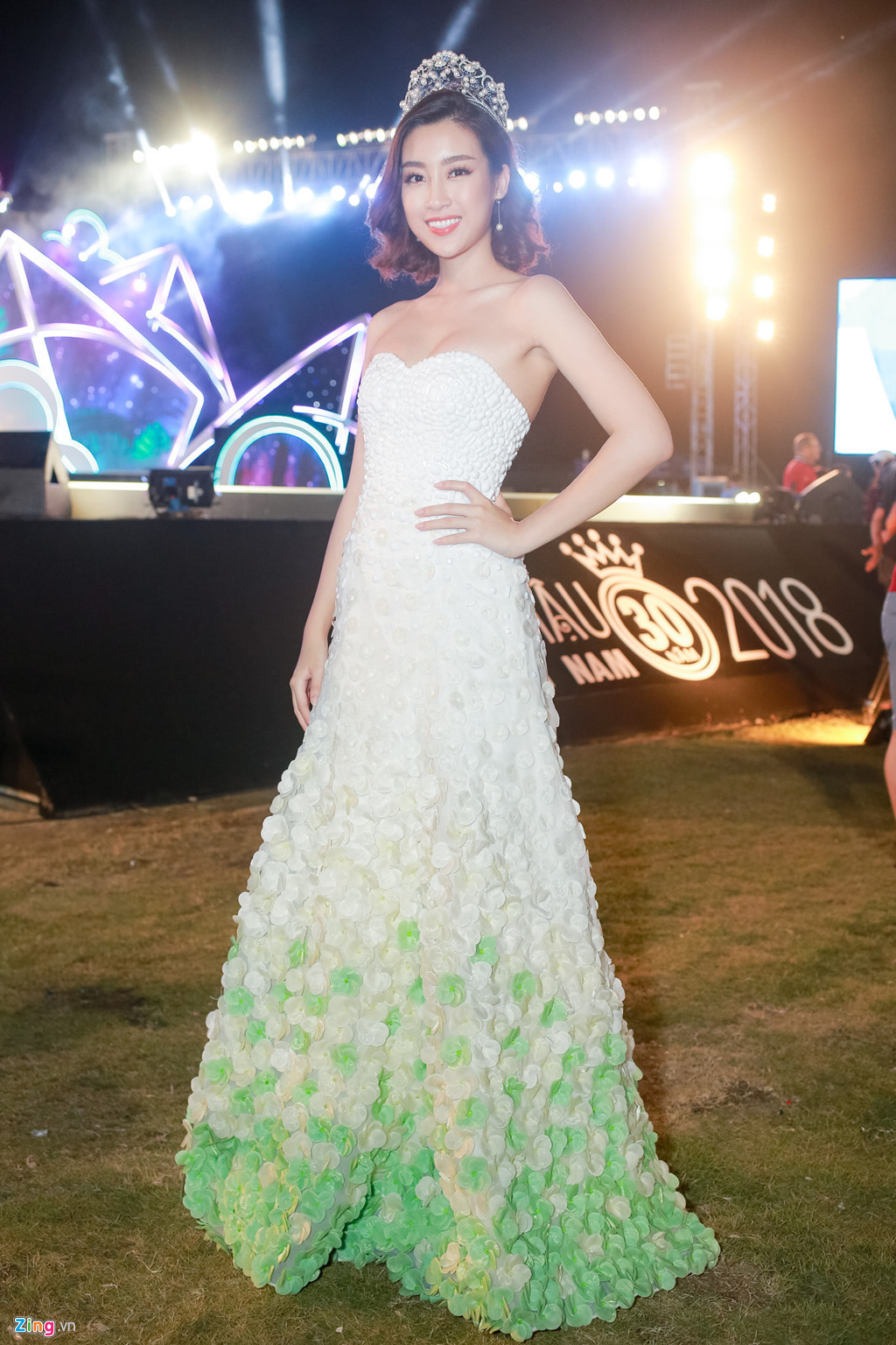 Đỗ Mỹ Linh diện đầm kiểu công chúa với phần đuôi trắng điểm xuyết xanh. Cô là giám khảo trẻ nhất cuộc thi năm nay và cũng là Hoa hậu Việt Nam đương nhiệm đầu tiên được chọn làm người cầm cân nảy mực cho cuộc thi.