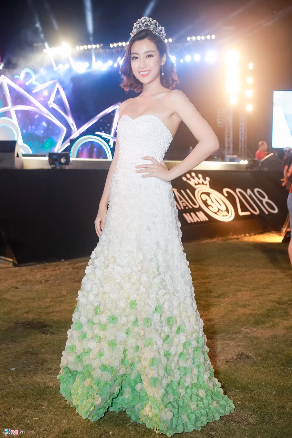 Đỗ Mỹ Linh diện đầm kiểu công chúa với phần đuôi trắng điểm xuyết xanh. Cô là giám khảo trẻ nhất cuộc thi năm nay và cũng là Hoa hậu Việt Nam đương nhiệm đầu tiên được chọn làm người cầm cân nảy mực cho cuộc thi.