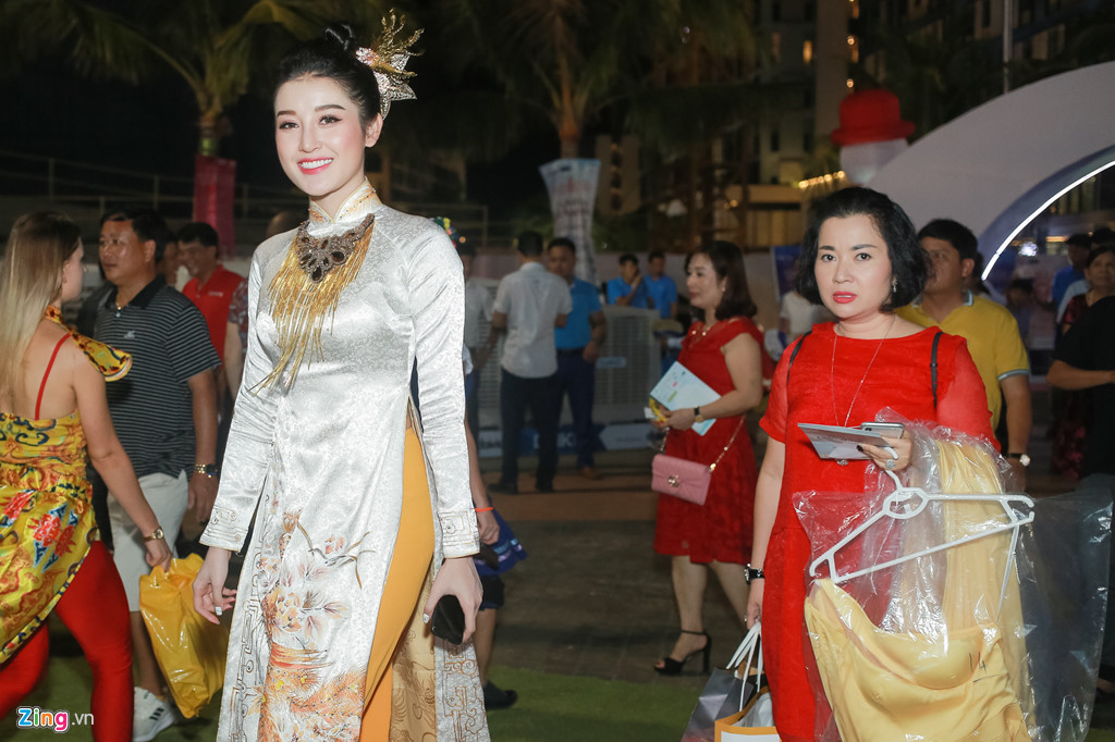 Đi cùng Huyền My là mẹ cô, bà Trần Lan Phương. Người mẹ xách đồ hộ con gái để cô tạo dáng trên thảm đỏ. Mẹ Huyền My là người có vai trò quan trọng trong sự nghiệp của con gái. Công việc chính là về thẩm mỹ nên bà Phương thường xuyên chăm lo và góp ý cho con gái về thời trang, làm đẹp.