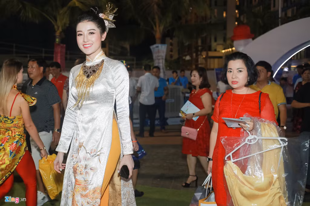 Đi cùng Huyền My là mẹ cô, bà Trần Lan Phương. Người mẹ xách đồ hộ con gái để cô tạo dáng trên thảm đỏ. Mẹ Huyền My là người có vai trò quan trọng trong sự nghiệp của con gái. Công việc chính là về thẩm mỹ nên bà Phương thường xuyên chăm lo và góp ý cho con gái về thời trang, làm đẹp.