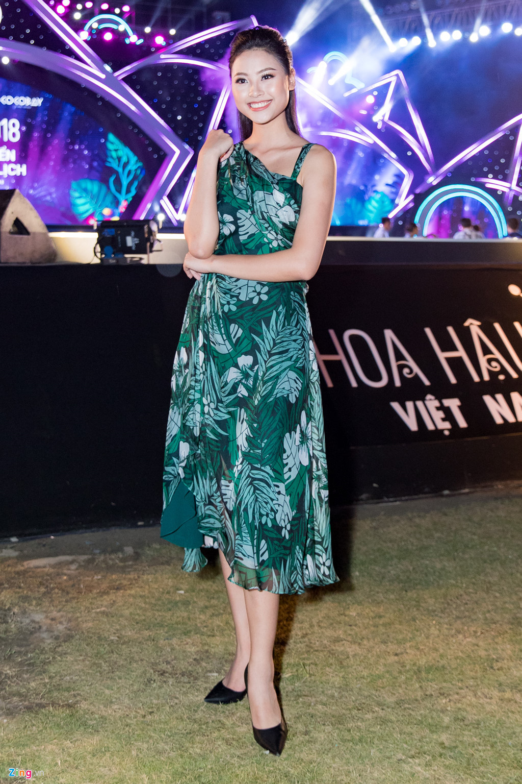 Đào Thị Hà, Top 5 Hoa hậu Việt Nam 2016, chọn mẫu váy xanh họa tiết lá cây tinh tế. Cô là gương mặt được nhiều nhà thiết kế ưa chuộng và cũng tham gia showbiz trong khi tham gia thi sắc đẹp và được nhiều người biết đến.