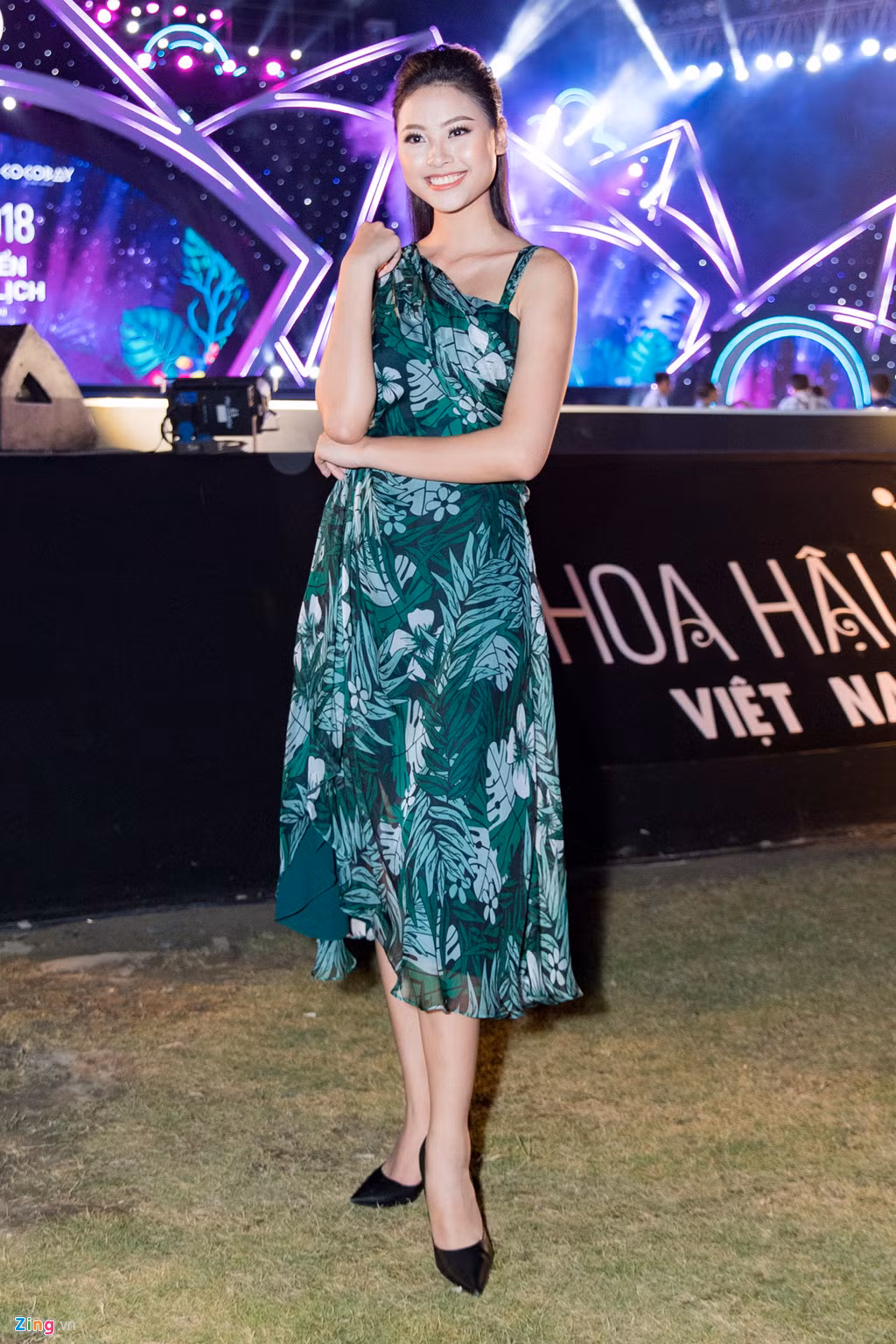 Đào Thị Hà, Top 5 Hoa hậu Việt Nam 2016, chọn mẫu váy xanh họa tiết lá cây tinh tế. Cô là gương mặt được nhiều nhà thiết kế ưa chuộng và cũng tham gia showbiz trong khi tham gia thi sắc đẹp và được nhiều người biết đến.