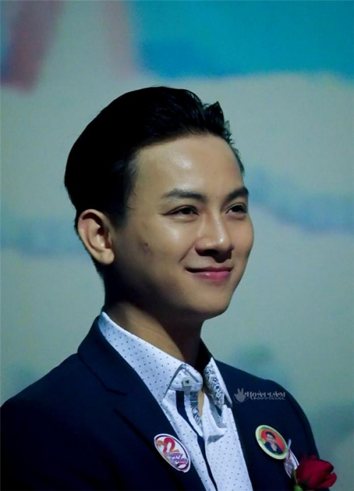 Nhiều ý kiến cũng nhận định sau nhiều năm hoạt động, việc làm mới bản thân trong các hình tượng khác biệt là cần thiết đối với một nghệ sĩ. Nếu thay đổi hay thậm chí “nổi loạn” chỉ gói gọn trong ngoại hình, Hoài Lâm vẫn cho ra mắt sản phẩm chất lượng thì fan vẫn ủng hộ anh hết mình.