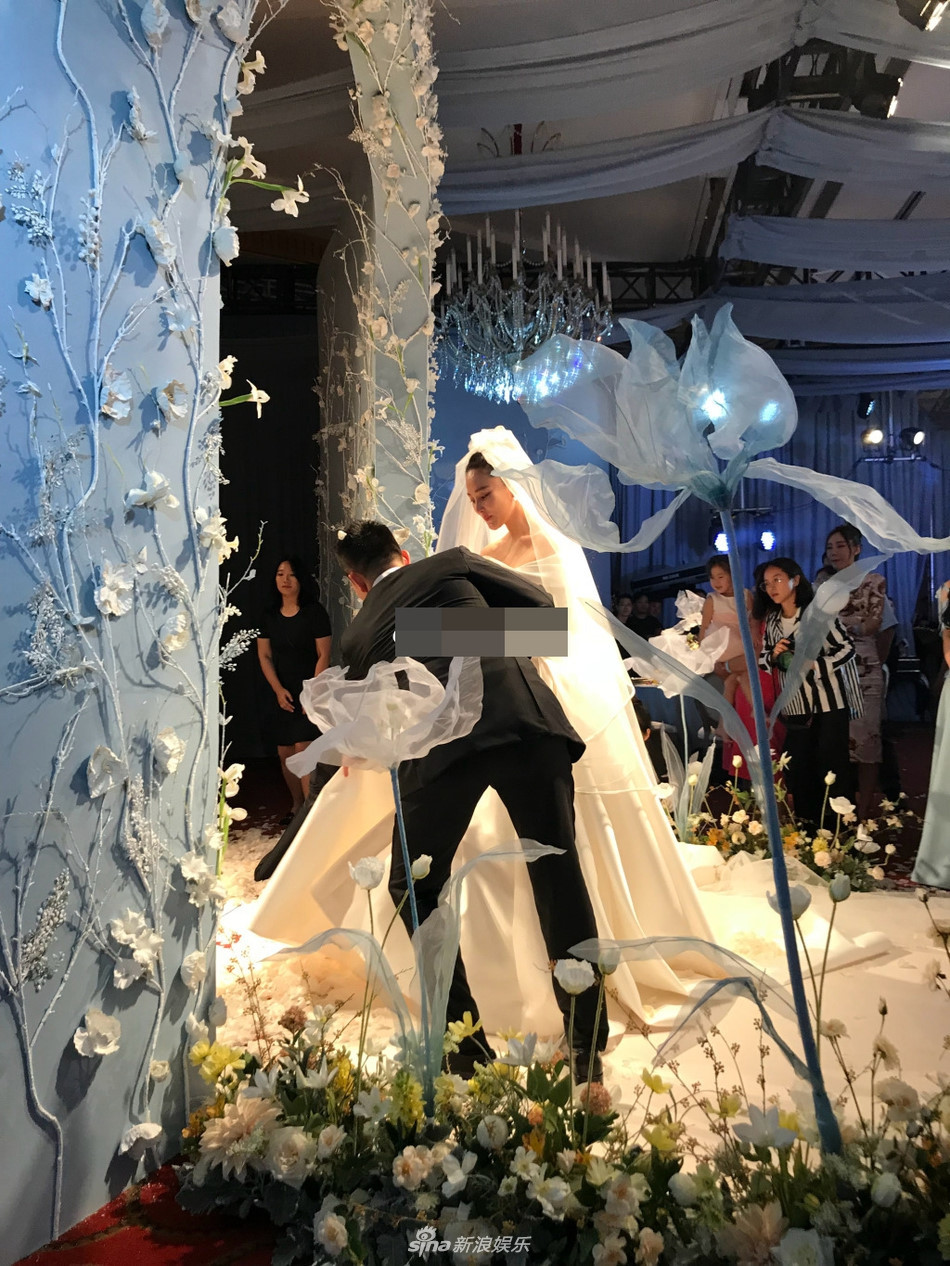 Khoảnh khắc Hà Tiệp đỡ váy cho cô dâu. Hà Tiệp là sĩ quan cao cấp trong lực lượng phòng chống khủng bố Trung Quốc. Gia đình anh có truyền thống trong ngành quân đội. Chồng Trương Hinh Dư được cư dân mạng yêu thích bởi ngoài hình điển trai và phong thái đĩnh đạc.