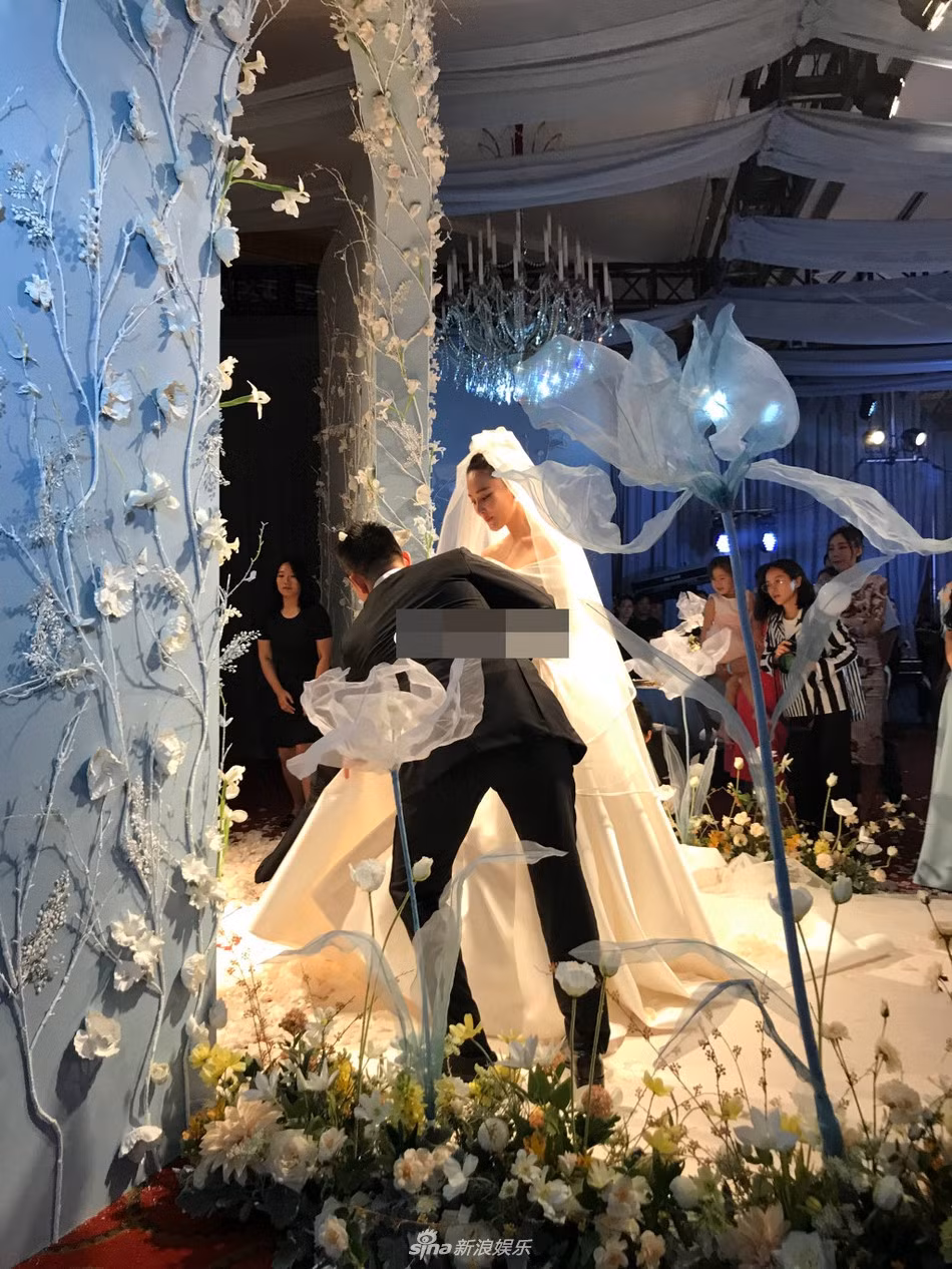 Khoảnh khắc Hà Tiệp đỡ váy cho cô dâu. Hà Tiệp là sĩ quan cao cấp trong lực lượng phòng chống khủng bố Trung Quốc. Gia đình anh có truyền thống trong ngành quân đội. Chồng Trương Hinh Dư được cư dân mạng yêu thích bởi ngoài hình điển trai và phong thái đĩnh đạc.