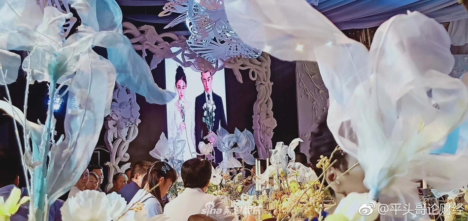 Không gian lễ cưới của Trương Hinh Dư. Tông màu chủ đạo là xanh và trắng. Nguồn tin Sina cho biết Trương Hinh Dư và chồng tổ chức tiệc cưới với bàn tiệc trị giá 3.000 USD/bàn.