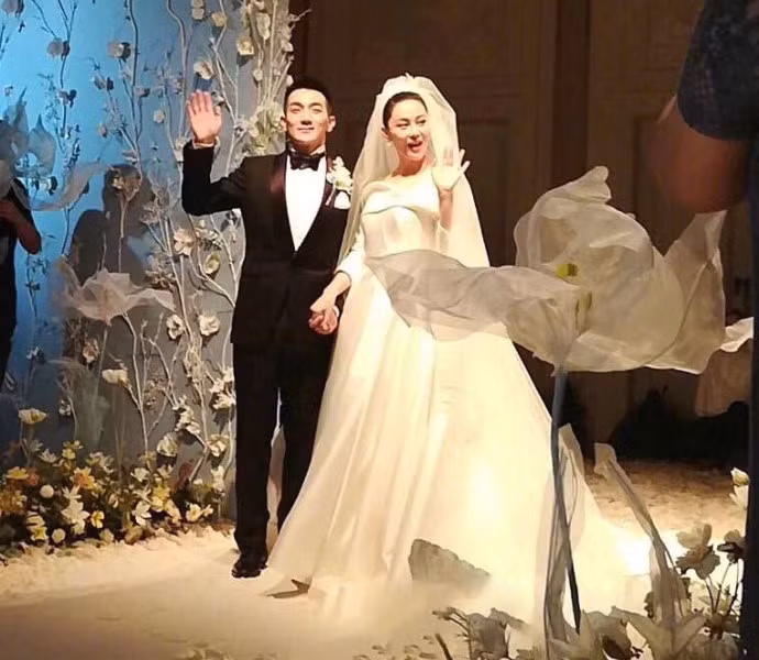 Trương Hinh Dư và Hà Tiệp gặp nhau sau khi hợp tác trong một show truyền hình thực tế về ngành quân đội. Từ tháng 3, cô nhiều lần lấp lửng chuyện hẹn hò trên trang cá nhân. Cô gọi Hà Tiệp là người đàn ông gặp đúng lúc, đúng thời điểm.