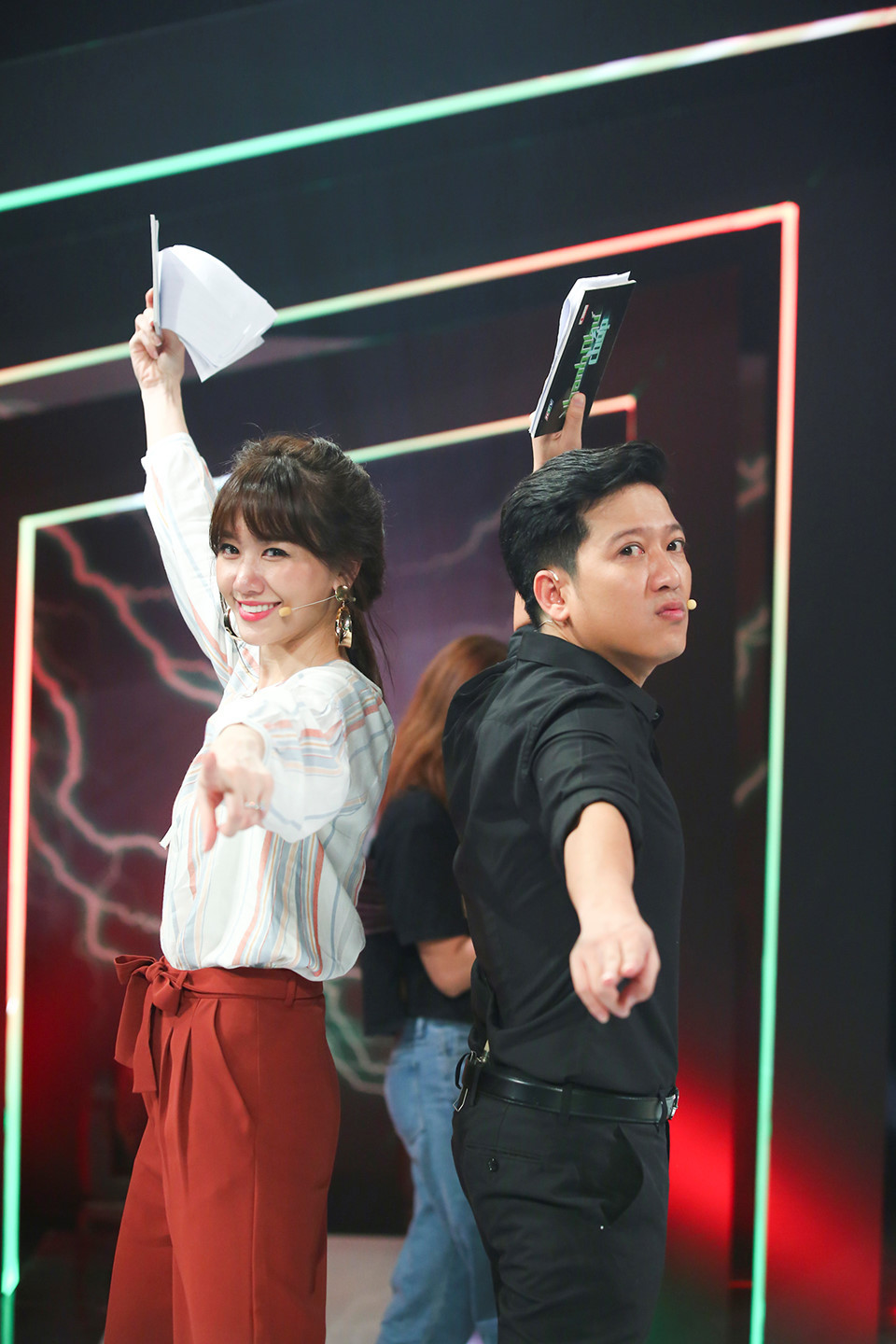 Cùng đảm nhận vai trò MC với Trường Giang là Hari Won. Đây là lần thứ 3 bà xã Trấn Thành dẫn chung cùng danh hài Trường Giang sau Chung sức và Siêu bất ngờ.