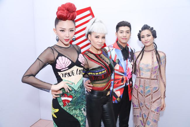 Không chỉ bị nghi ngờ năng lực, ba HLV trẻ của The Voice 2017: Tóc Tiên, Noo Phước Thịnh, Đông Nhi còn bị cho rằng gây ồn ào khiến chương trình như "vỡ chợ" ở những tập đầu tiên lên sóng.