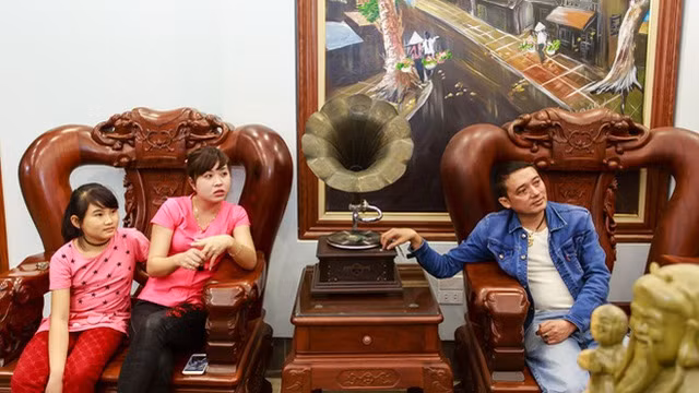 Chiến Thắng cùng vợ và con riêng với vợ cũ.