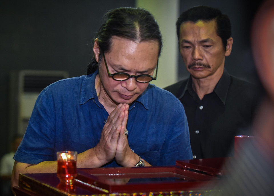 Đạo diễn Trần Lực hòa trong dòng người đến viếng cố nghệ sĩ Bùi Cường.