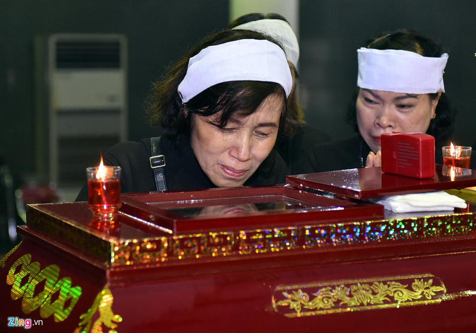 Người thân rơi nước mắt khi nhìn mặt nghệ sĩ Bùi Cường lần cuối. Theo chia sẻ của gia đình, bạn bè thân thiết, NSƯT Bùi Cường vốn không ốm đau, bệnh tật. Ông vẫn miệt mài đi làm phim, trong Nam lẫn ngoài Bắc.