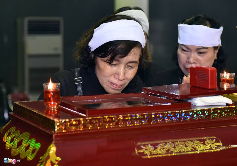 Người thân rơi nước mắt khi nhìn mặt nghệ sĩ Bùi Cường lần cuối. Theo chia sẻ của gia đình, bạn bè thân thiết, NSƯT Bùi Cường vốn không ốm đau, bệnh tật. Ông vẫn miệt mài đi làm phim, trong Nam lẫn ngoài Bắc.