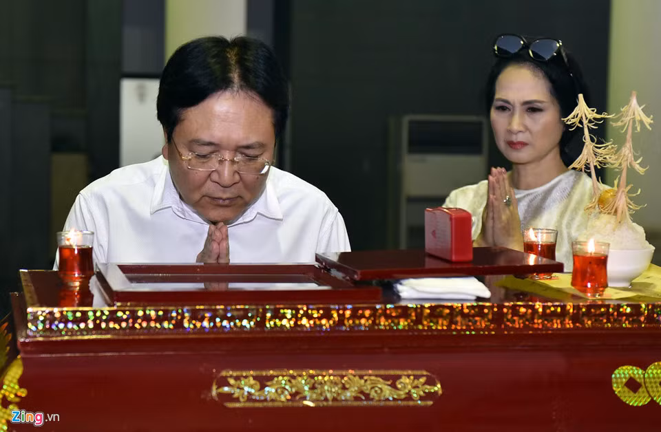 Thứ trưởng Bộ Văn hóa Thể thao Du lịch, NSND Vương Duy Biên lặng người trước linh cữu nghệ sĩ Bùi Cường.