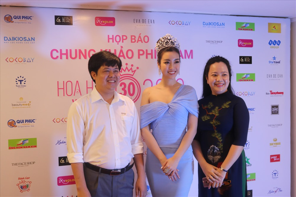 Đương kim Hoa hậu Đỗ Mỹ Linh xuất hiện tươi tắn.