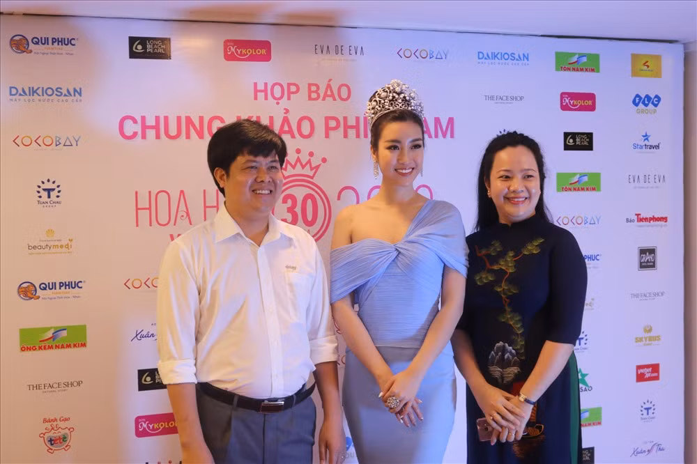 Đương kim Hoa hậu Đỗ Mỹ Linh xuất hiện tươi tắn.