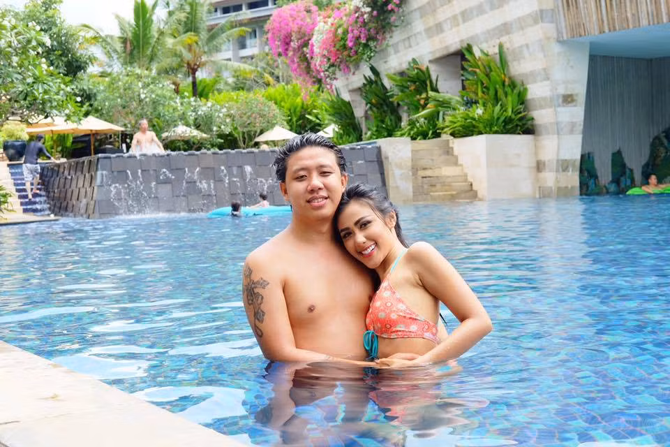 Trên Instagram cá nhân, Rey thường xuyên chia sẻ những bức ảnh đi du lịch và tận thưởng cuộc sống xa hoa, thảnh thơi.