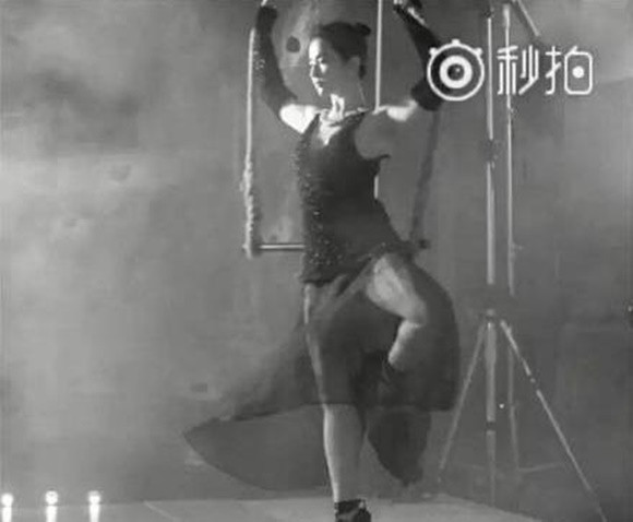 Thế nhưng mới đây, đoạn video Lưu Diệc Phi thực hiện bộ ảnh được công bố trên mạng, phần nào cho thấy thân hình của nàng "Vương Ngữ Yên" không hề hoàn mỹ như trên ảnh. Nhiều cư dân mạng đã chụp lại một số hình ảnh trong video như dẫn chứng để chê Lưu Diệc Phi ngày càng "phát tướng".